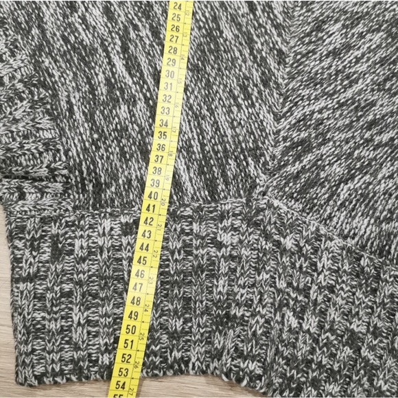 #36- Turtleneck sleeveless sweater - Picture 3 of 7